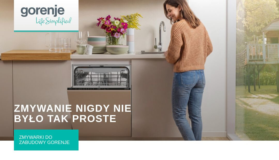 ZMYWARKA GORENJE GV643E91 Otwarta zmywarka Gorenje do zabudowy umieszczona pod kuchennym blatem. Obok zmywarki stoi osoba, a na grafice widoczne są logo Gorenje i napis „ZMYWANIE NIGDY NIE BYŁO TAK PROSTE”