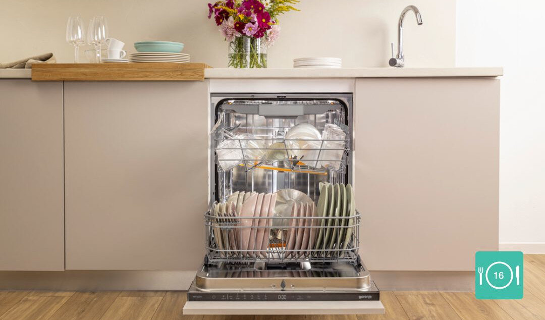ZMYWARKA GORENJE GV643E91 Otwarta zmywarka Gorenje wypełniona talerzami, miskami i szklankami. W prawym dolnym rogu widoczna jest ikona z oznaczeniem „16” 16 kompletów naczyń trzy kosze elastyczne wnętrze duża pojemność