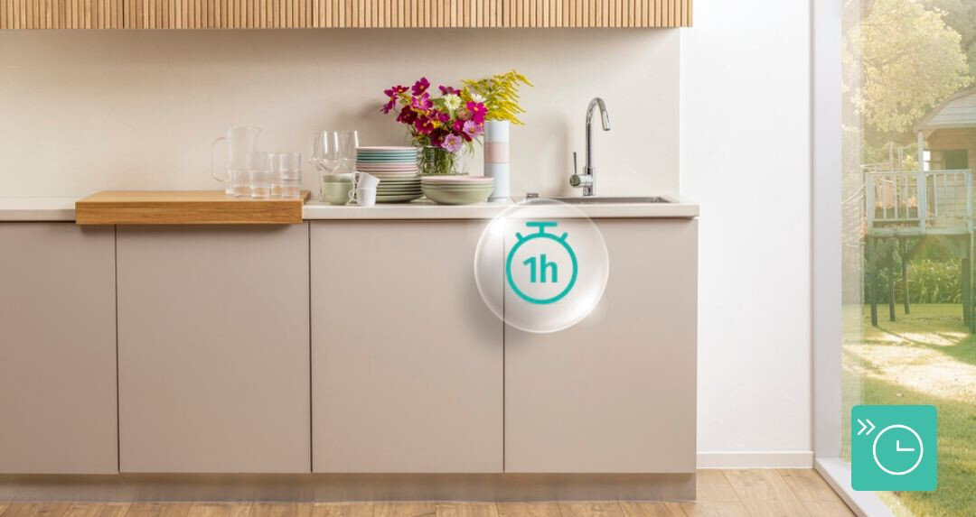 ZMYWARKA GORENJE GV643E91 Jasna zabudowa kuchenna z ukrytą zmywarką i zlewem. Na środku grafiki widoczna jest ikona stopera z oznaczeniem „1h” program 60 minut szybkie zmywanie temperatura 65°C codzienne mycie