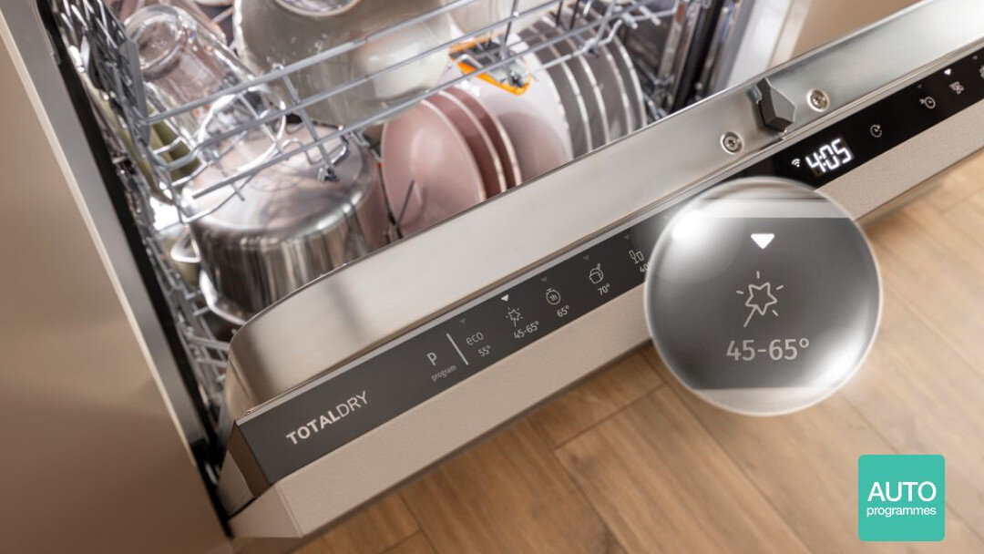 ZMYWARKA GORENJE GV643E91 Zbliżenie na otwartą zmywarkę z załadowanymi talerzami, miskami i garnkiem. Na froncie widoczny jest panel sterowania z wyświetlaczem oraz grafika „45-65°” program automatyczny czujniki sensoryczne automatyczne dopasowanie