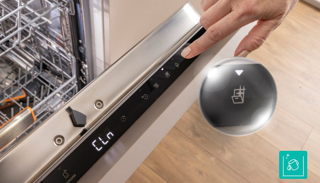 ZMYWARKA GORENJE GV643E91 Dłoń dotyka panelu sterowania otwartej zmywarki Gorenje. Na wyświetlaczu widoczny jest napis „Ec”, a obok znajduje się grafika z ikoną kosza czyszczenie zmywarki higiena urządzenia eliminacja zapachów wydajna praca
