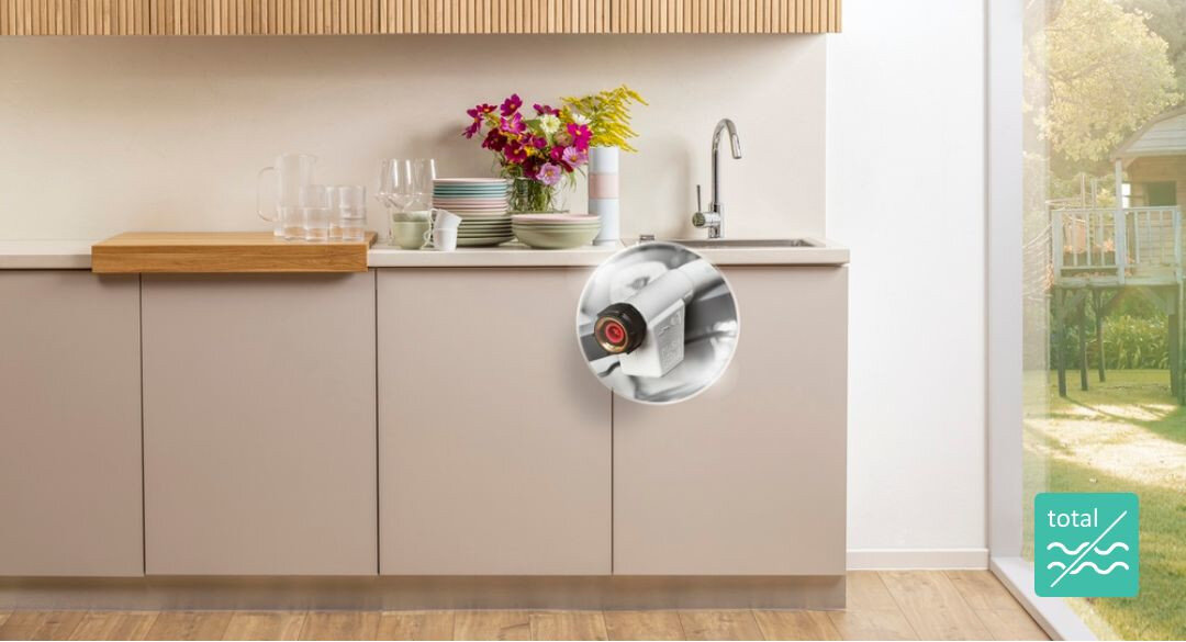 ZMYWARKA GORENJE GV643E91 Jasna zabudowa kuchenna ze zmywarką ukrytą za frontem meblowym. Na środku widoczna jest okrągła grafika przedstawiająca element wnętrza zmywarki Total AquaStop ochrona przed zalaniem automatyczne odcięcie wody bezpieczeństwo