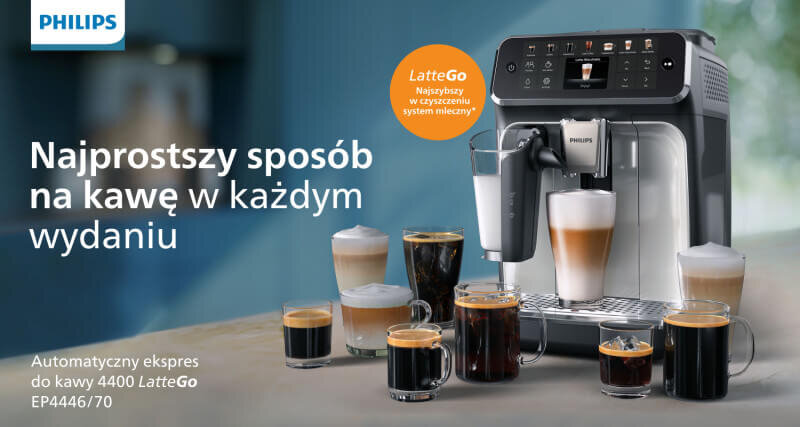 Na obrazie znajduje się ekspres do kawy z logo PHILIPS, otoczony różnymi filiżankami kawy. Widoczny jest tekst: \'Najprostszy sposób na kawę w każdym wydaniu\' oraz \'Automatyczny ekspres do kawy 4400 LatteGo EP4446/70\'.
