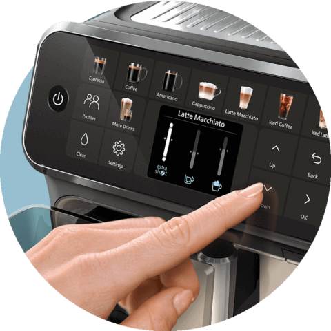Panel dotykowy ekspresu do kawy z wyświetlonymi ikonami różnych napojów, takich jak Espresso, Coffee, Americano, Cappuccino, Latte Macchiato, Iced Coffee. Na ekranie widoczna jest regulacja intensywności napoju Latte Macchiato oraz przyciski do nawigacji i ustawień.