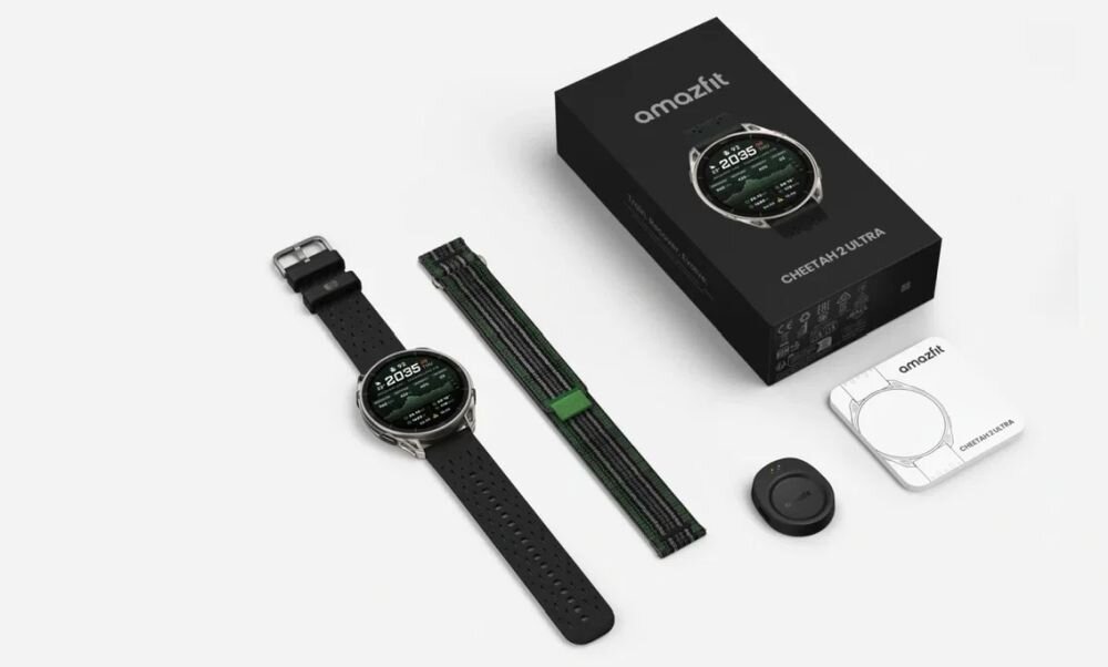 Na obrazie znajduje się smartwatch z czarnym paskiem, dodatkowy pasek, okrągły element, pudełko z napisem \'amazfit CHEETAH 2 ULTRA\' oraz instrukcja. Na ekranie zegarka widoczny jest interfejs z godziną 20:35.