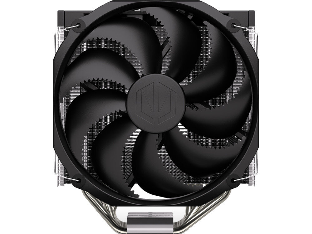Na obrazie widoczny jest czarny wentylator z siedmioma łopatkami, zamontowany na radiatorze z metalowymi żeberkami. Na środku wentylatora znajduje się logo w kształcie stylizowanej litery \'E\'.