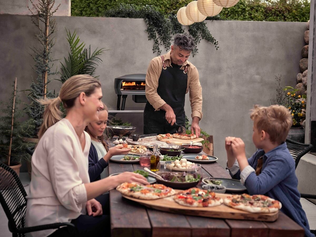 Piec do pizzy WITT Etna Rotante 16 Czarny, design, ogród, estetyka, wygląd, Rodzinny posiłek na tarasie przy świeżej pizzy.