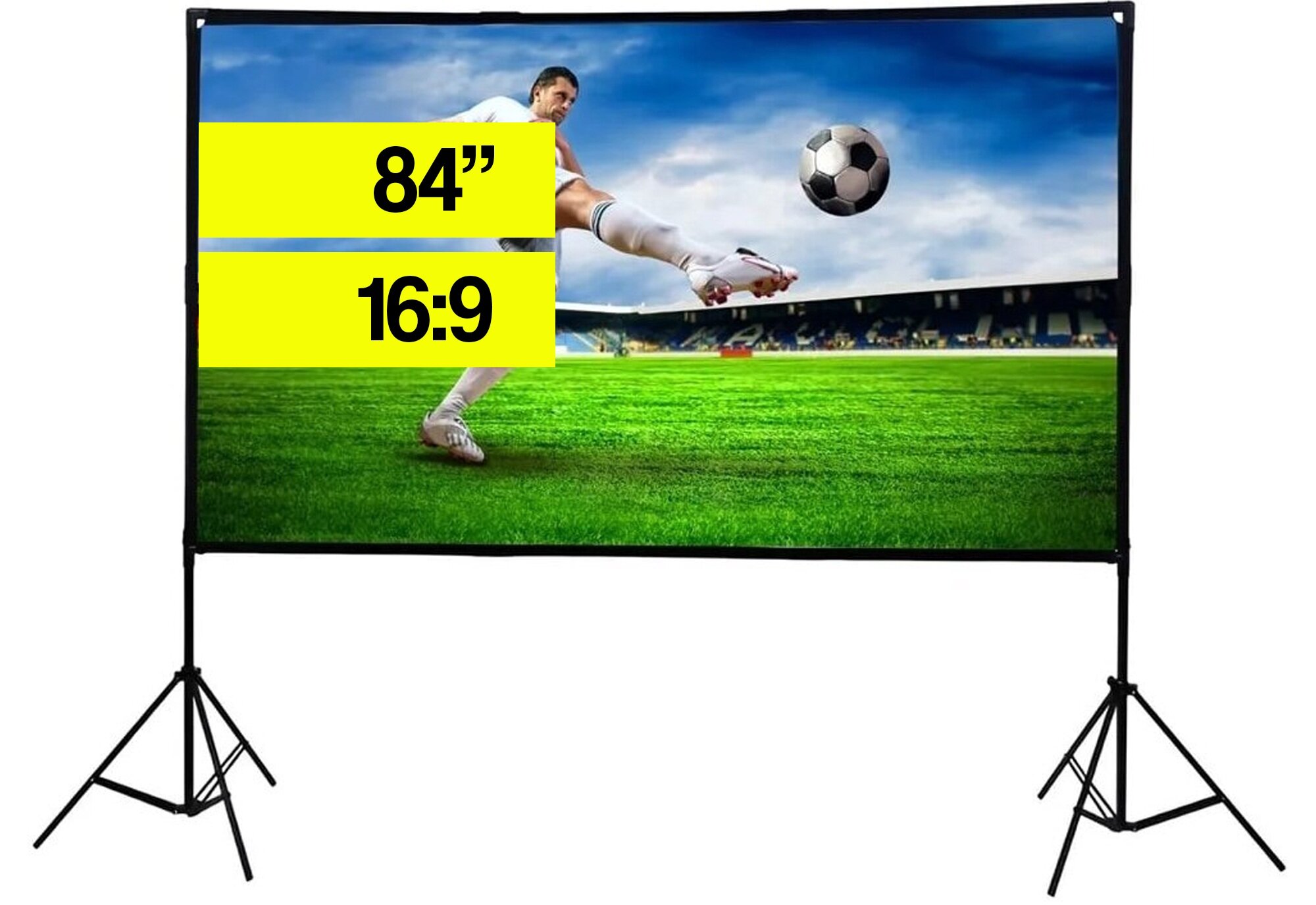Ekran projekcyjny z obrazem piłkarza kopiącego piłkę na tle stadionu. Na ekranie widoczny jest żółty napis \'84” 16:9\'.