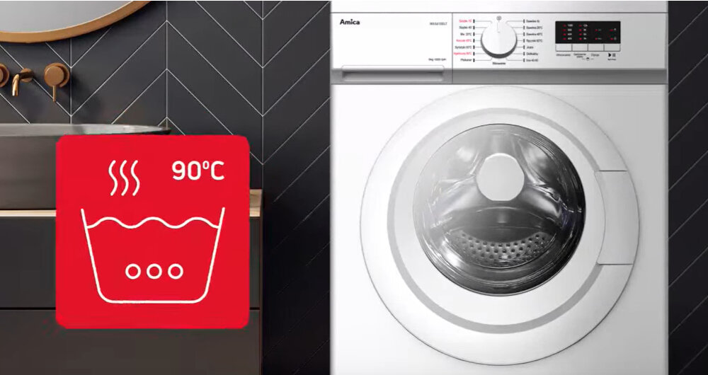 Na obrazie widoczna jest pralka z panelem sterowania i bębnem, obok której znajduje się czerwony symbol prania w temperaturze 90°C. Na pralce widnieje logo \'Amica\'.