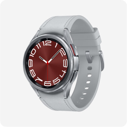 Srebrny smartwatch z okrągłą tarczą i czerwonym wyświetlaczem, na którym widoczne są białe cyfry i wskazówki. Pasek zegarka jest jasnoszary i posiada regulowane zapięcie.