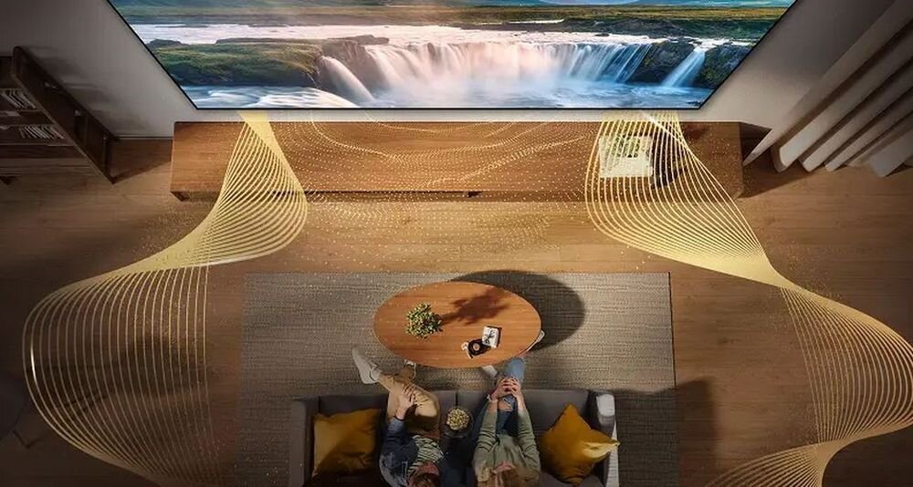 Telewizor HISENSE 98E7Q Dolby Vision HDR Dolby Atmos przestrzenny dźwięk obraz, osoby siedzące na kanapie oglądające telewizję
