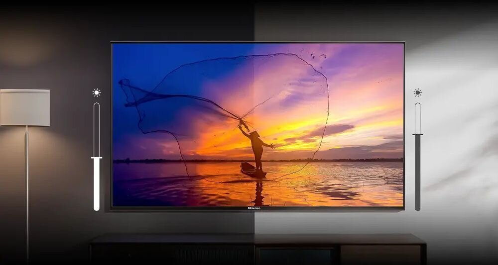 Telewizor HISENSE 98E7Q czujnik światła AI automatyczna jasność podświetlenie obrazu, telewizor zawieszony na ścianie w pomieszczeniu