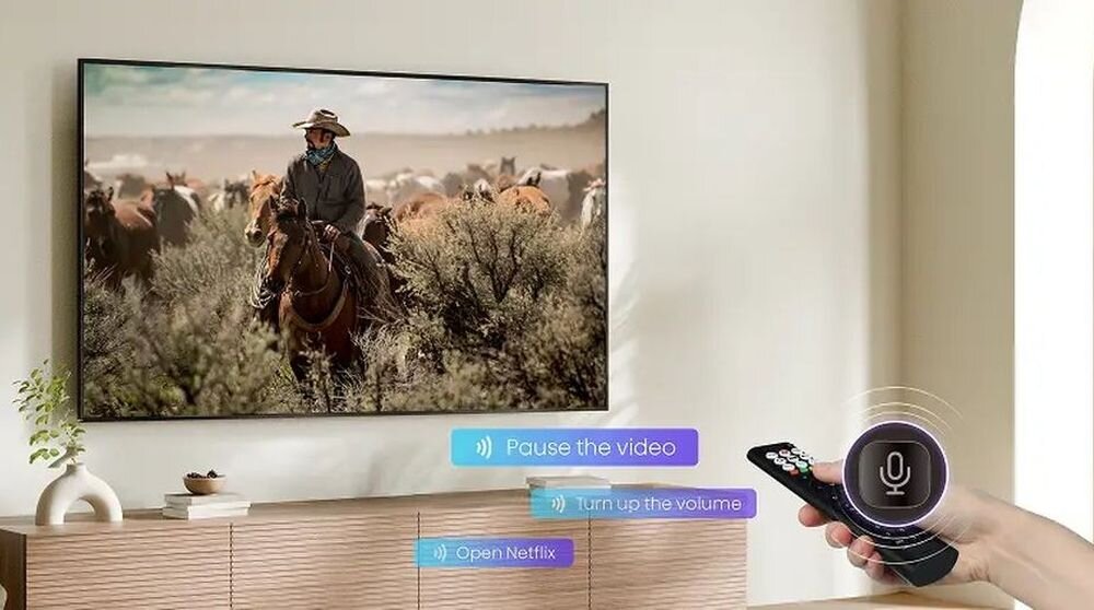 Telewizor HISENSE 98E7Q sterowanie głosowe pilot Hisense wyszukiwanie treści, telewizor zawieszony na ścianie w pomieszczeniu
