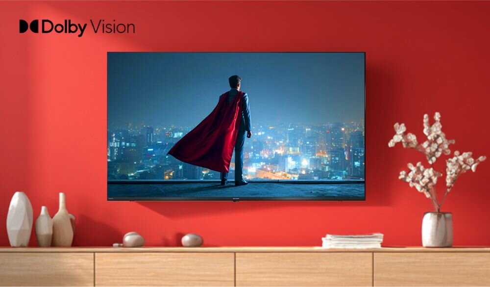 SHARP 70HL4465E Dolby Vision HDR kinowa jakość obrazu, telewizor zawieszony na ścianie w pomieszczeniu