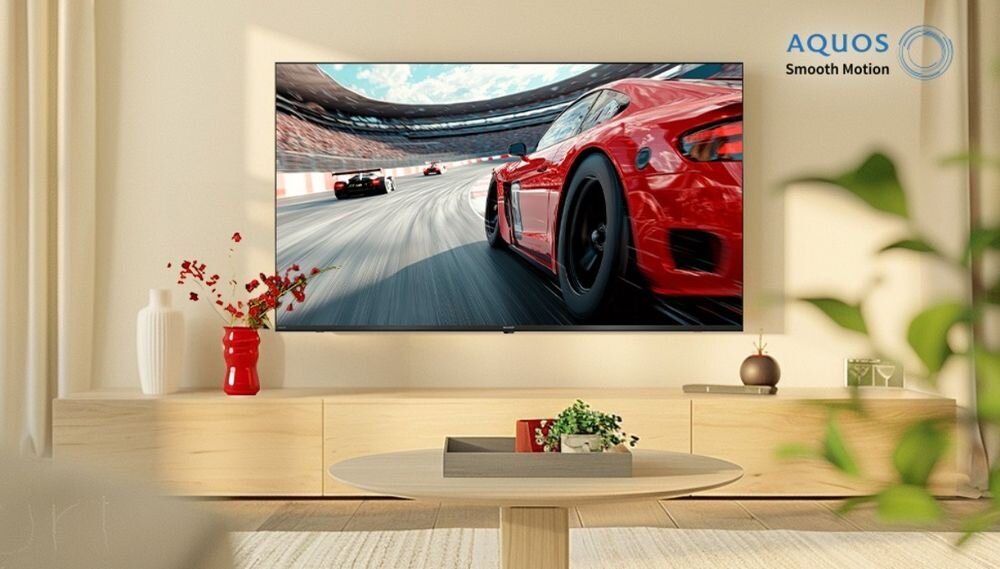 SHARP 70HL4465E AQUOS Smooth Motion procesor płynny obraz, telewizor zawieszony na ścianie w pomieszczeniu