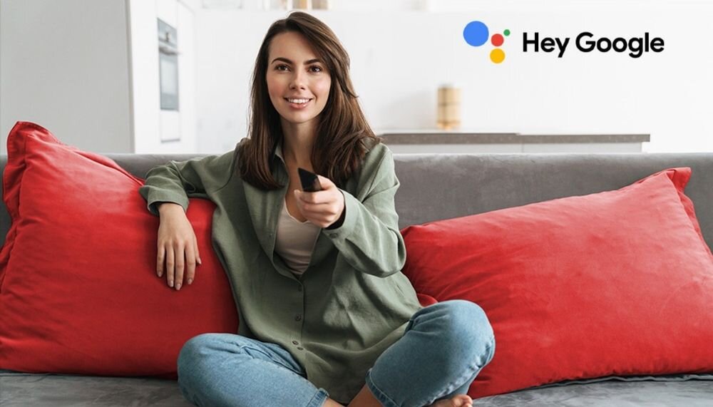 SHARP 70HL4465E Asystent Google sterowanie głosowe, osoba siedząca na kanapie