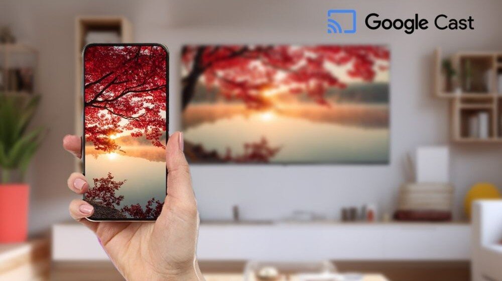 SHARP 70HL4465E Google Cast Wi-Fi bezprzewodowe przesyłanie obrazu, smartfon trzymany w ręku na tle pomieszczenia