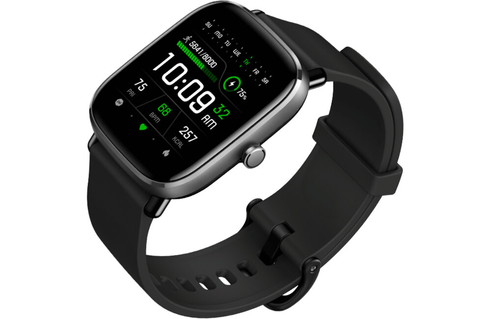 Czarny smartwatch z prostokątnym wyświetlaczem, na którym widoczna jest godzina 10:09 oraz różne wskaźniki aktywności i powiadomienia. Pasek zegarka jest wykonany z ciemnego materiału.