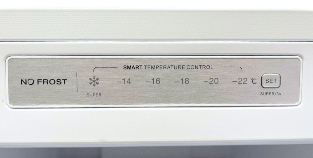 Panel sterowania z napisem \'NO FROST\' oraz \'SMART TEMPERATURE CONTROL\' z opcjami temperatur od -14 do -22 stopni Celsjusza i przyciskiem \'SET\'.