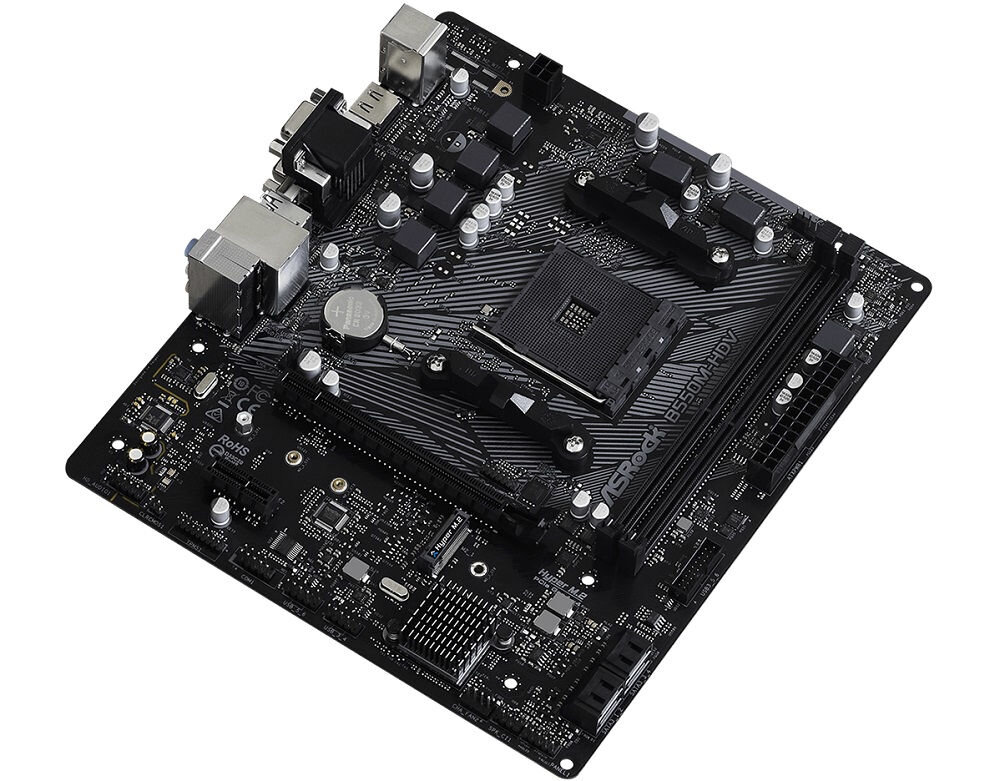 Na obrazie widoczna jest czarna płyta główna z różnymi komponentami elektronicznymi i złączami. Na powierzchni płyty znajduje się napis \'ASRock B550M-HDV\'.