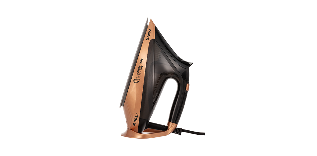 Żelazko w kolorze czarno-miedzianym z widocznym logo \'MPM\' oraz napisem \'nano ceramic soleplate\'.