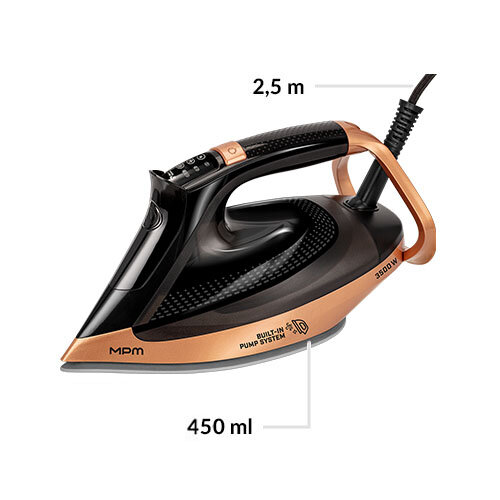 Żelazko w kolorze czarno-miedzianym z widocznym logo MPM, posiada wbudowany generator pary. Na obrazie widoczne są oznaczenia: 2,5 m, 450 ml, 3800 W oraz \'BUILT-IN PUMP SYSTEM\'.