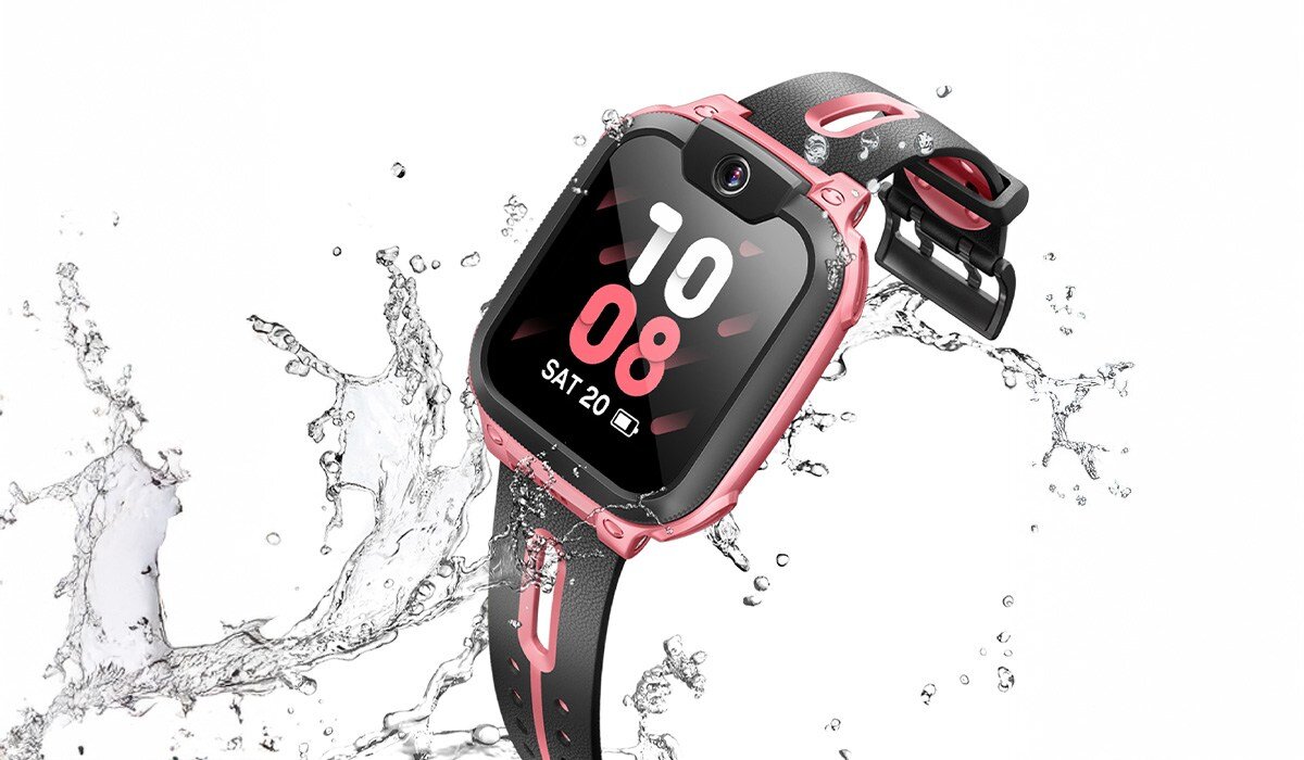 Smartwatch z różowymi akcentami i czarnym paskiem jest zanurzony w wodzie. Na ekranie widoczna jest godzina 10:08 oraz data SAT 20.