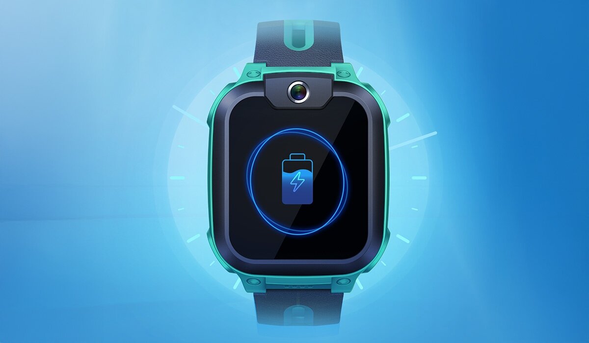Smartwatch z zieloną obudową i czarnym paskiem, na ekranie widoczna ikona baterii z symbolem błyskawicy. Tło jest niebieskie z efektem świetlnym wokół zegarka.