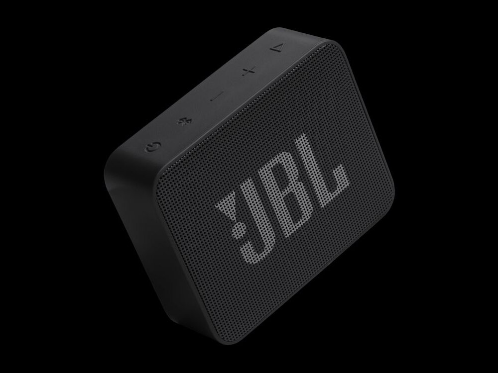 Czarny głośnik mobilny z widocznym logo \'JBL\' na przedniej siatce. Na górnej części obudowy znajdują się przyciski sterujące oraz ikony funkcji.