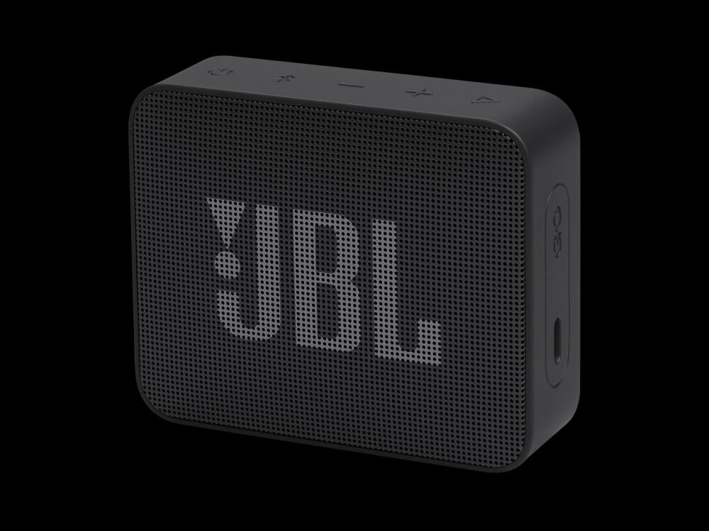 Czarny głośnik mobilny z widocznym logo \'JBL\' na przedniej kratce. Na górnej części obudowy znajdują się przyciski sterujące.