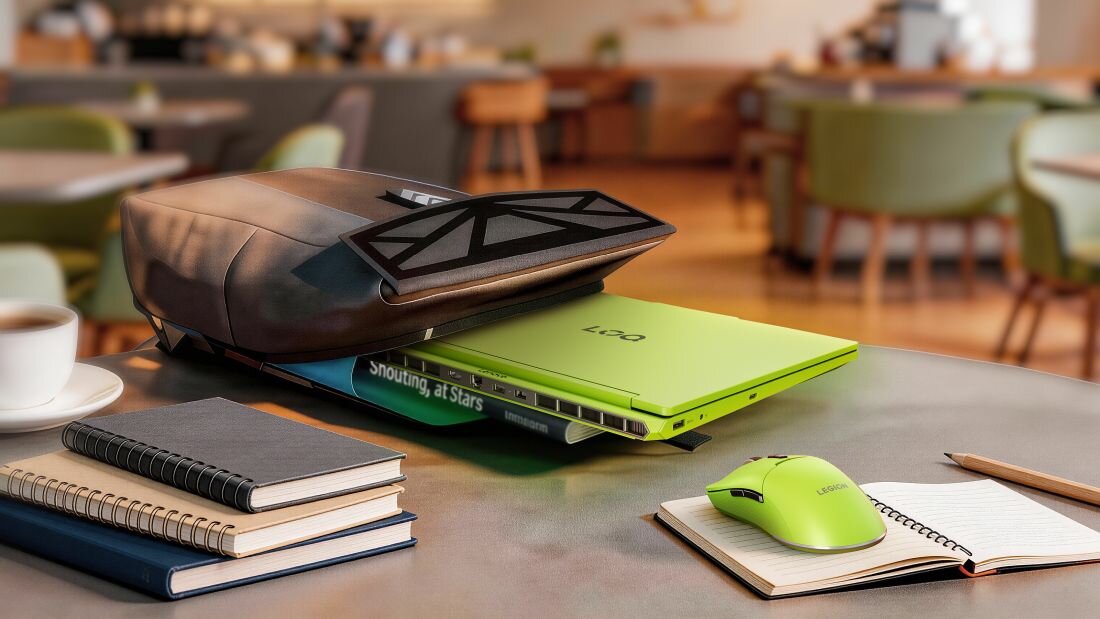  Laptop Lenovo LOQ zamknięty obok plecaka prezentuje mobilność i baterię podczas pracy i nauki w kawiarni - Bateria 60 Wh 