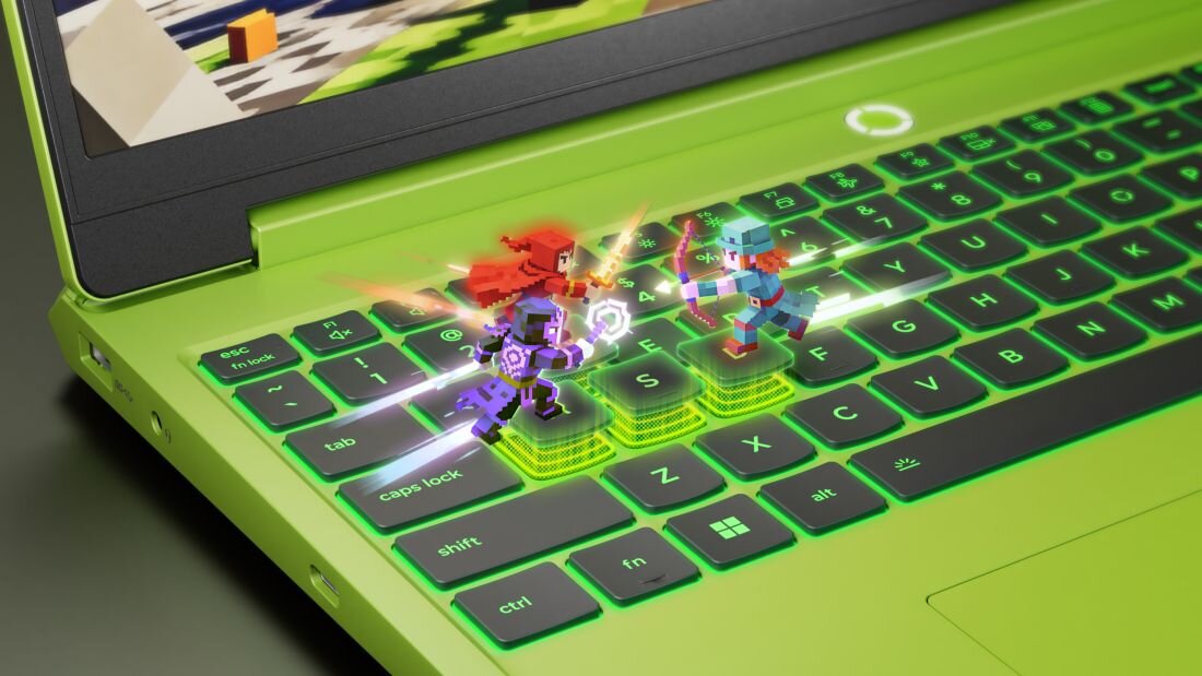  Laptop Lenovo LOQ z podświetlaną klawiaturą pokazuje dynamiczną scenę walki postaci na klawiszach podczas rozgrywki gamingowej  - Klawiatura dla graczy LENOVO Spectrum 