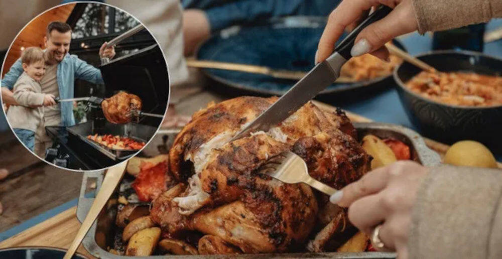 Na obrazie widoczny jest pieczony kurczak na tacy, krojony nożem i widelcem. W okrągłym wstawce widać osobę dorosłą z dzieckiem przy grillu z pieczonym mięsem.