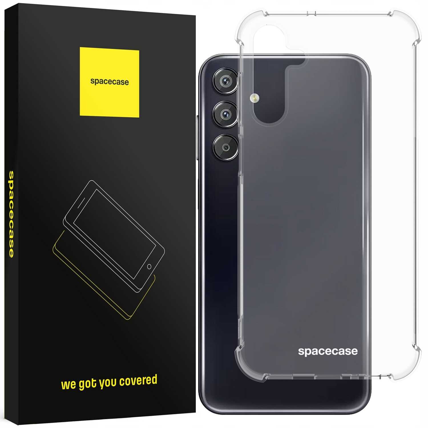 Obraz przedstawia przezroczyste silikonowe etui na telefon z trzema aparatami, obok znajduje się czarne pudełko z żółtym logo \'spacecase\' i napisem \'we got you covered\'.
