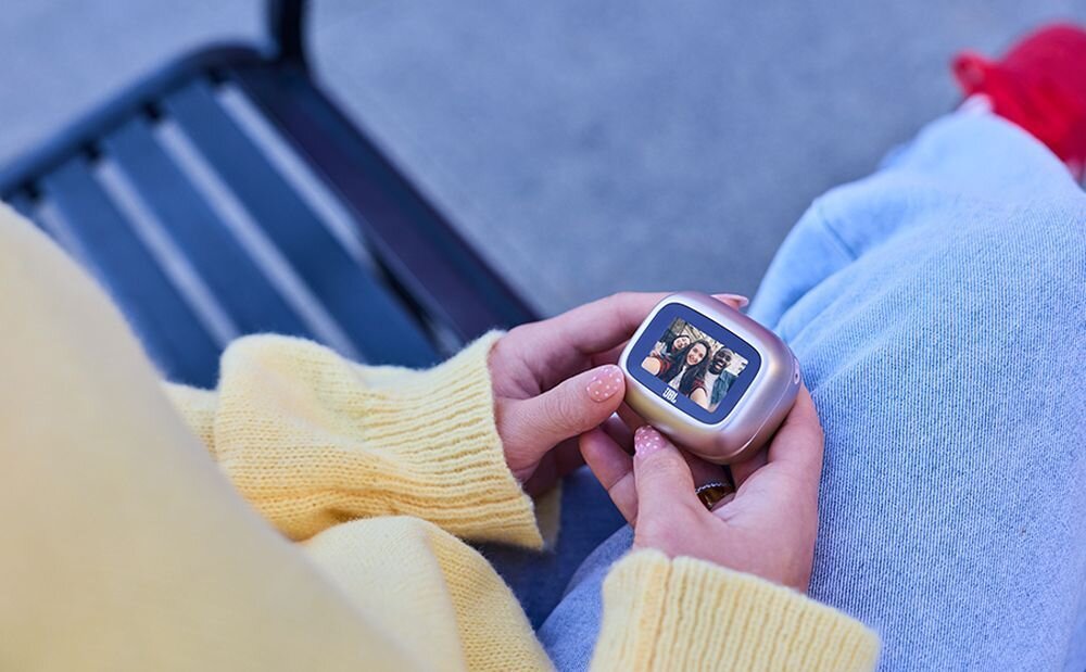 Słuchawki dokanałowe JBL Live Buds 4 ANC z etui Smart Charging Case i ekranem sterującym, etui trzymane w rękach