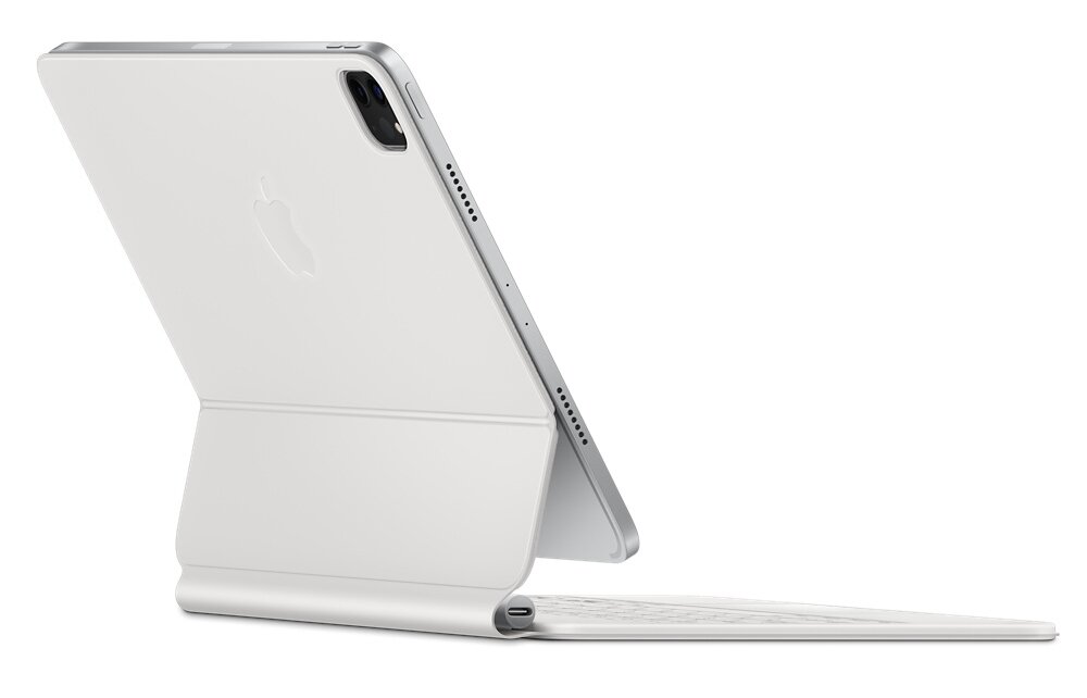 Na obrazie widoczny jest biały iPad w etui z klawiaturą, ustawiony w pozycji stojącej. Na tylnej części urządzenia znajduje się logo w kształcie nadgryzionego jabłka.