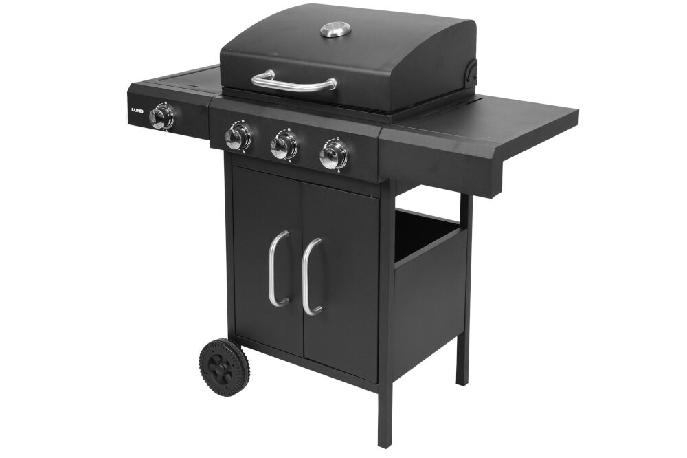 Czarny grill ogrodowy gazowy z czterema pokrętłami i dwoma półkami bocznymi, posiadający zamykany schowek na dole oraz dwa kółka. Na panelu widoczne jest logo \'LUND\'.
