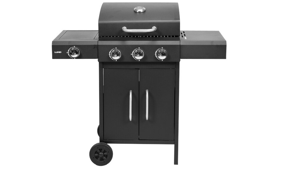 Czarny grill ogrodowy gazowy z czterema pokrętłami i dwoma półkami bocznymi. Na froncie widoczne jest logo \'LUND\'.