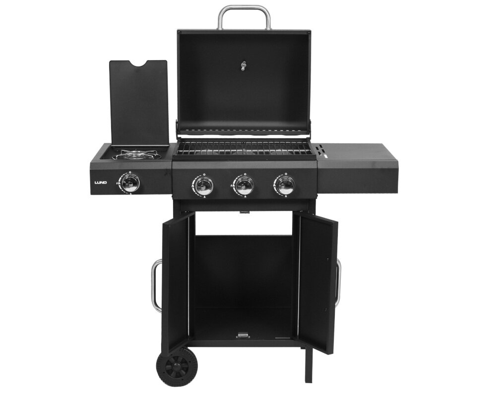 Czarny grill ogrodowy gazowy z czterema pokrętłami i otwartą pokrywą, posiada boczny palnik oraz dolną szafkę z otwartymi drzwiczkami. Na grillu widoczne jest logo \'LUND\'.