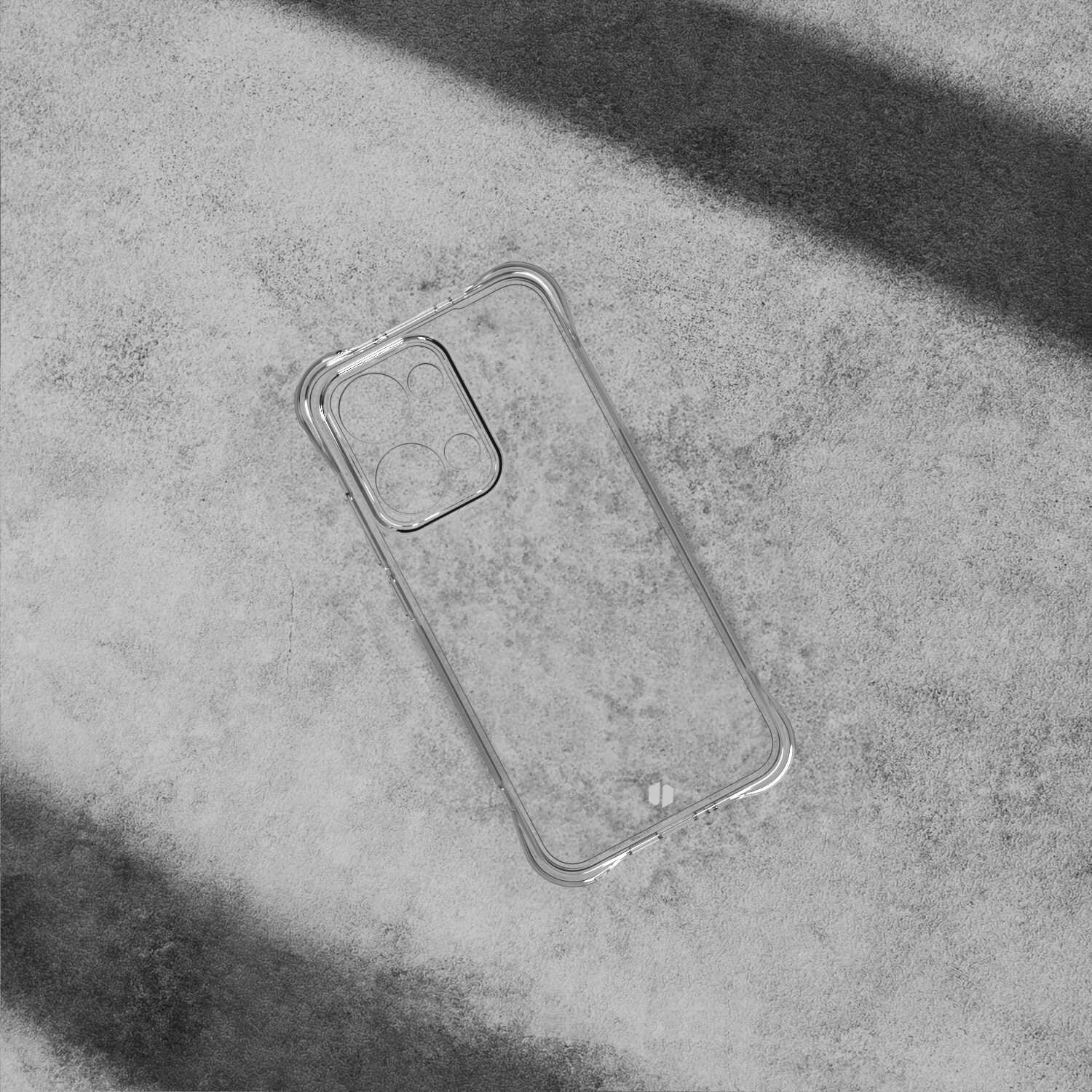 Przezroczyste silikonowe etui na telefon z wycięciami na aparat, leży na betonowej powierzchni. Widoczne jest logo producenta w dolnej części etui.