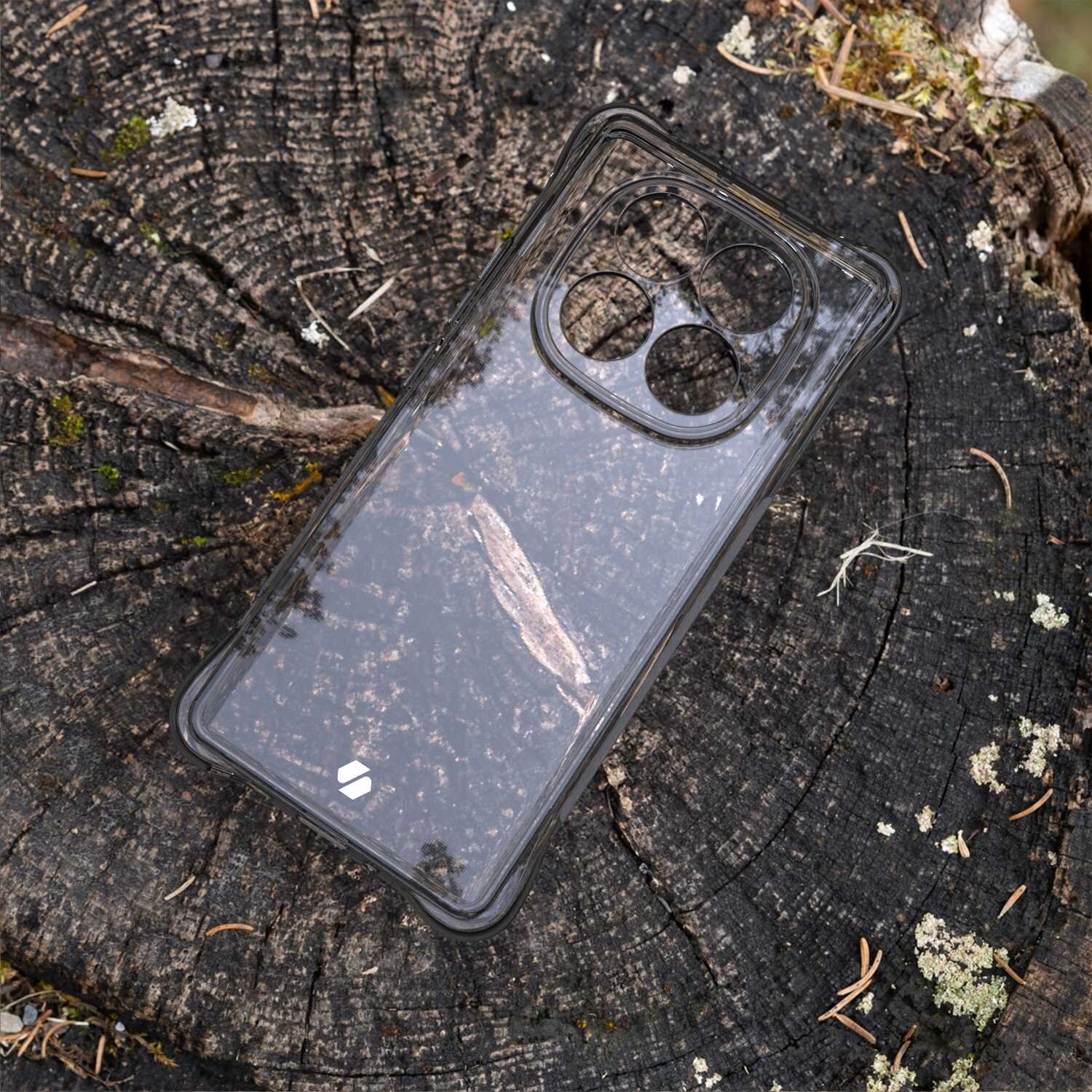 Przezroczyste silikonowe etui na telefon leży na pniu drzewa. Etui ma wycięcia na aparat i logo w dolnej części.