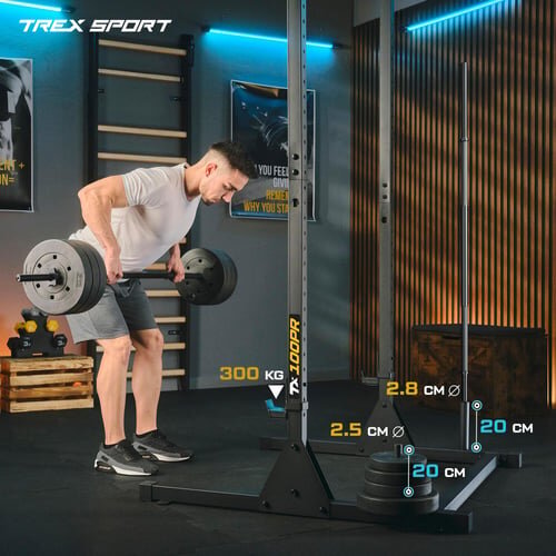 Mężczyzna ćwiczy z ciężarami w siłowni, używając stacji do ćwiczeń TREX SPORT TX-100PR. Na obrazie widoczne są także wymiary elementów stacji oraz logo TREX SPORT.