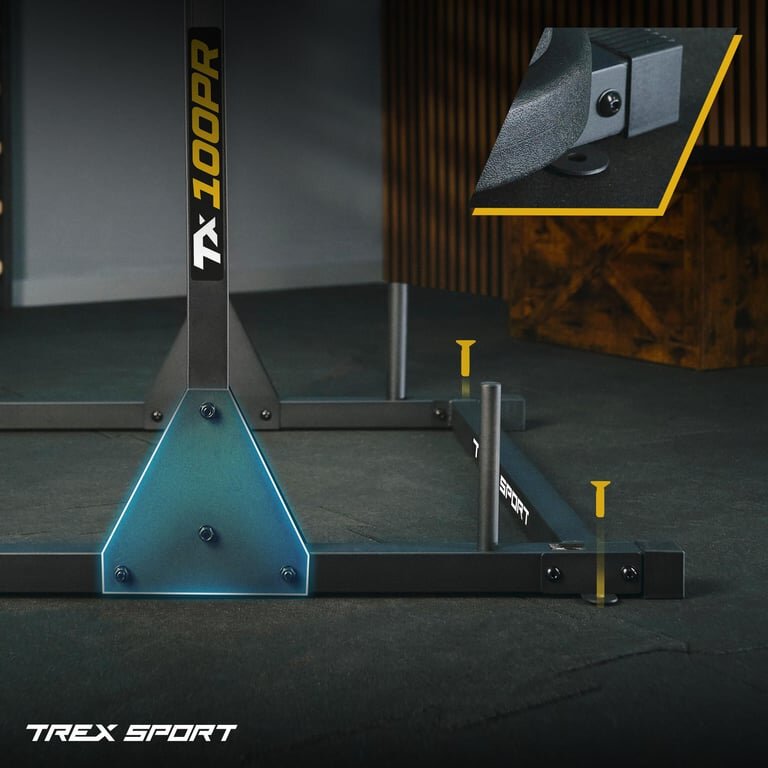 Na obrazie widoczna jest część stacji do ćwiczeń z oznaczeniem TX 100PR oraz logo TREX SPORT. W prawym górnym rogu znajduje się zbliżenie na element konstrukcyjny z metalowym mocowaniem.
