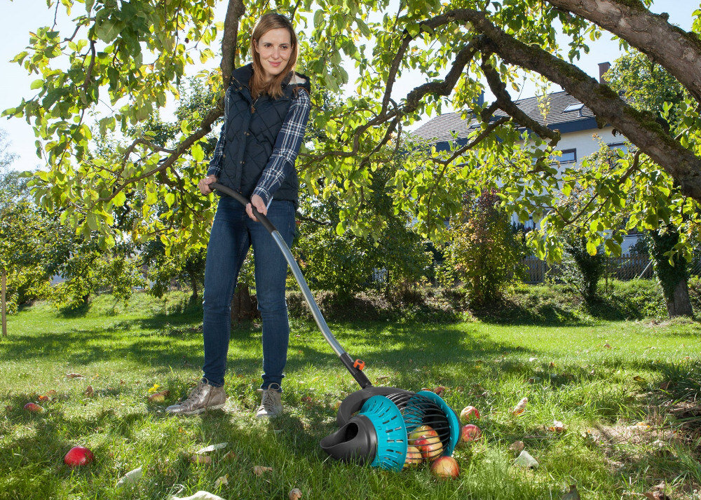 Zbieraczka do owoców GARDENA Combisystem 3108-20 opatentowany otwor boczny prosty sposob oprozniania zbieraczki z owocow przechylanie urzadzenia