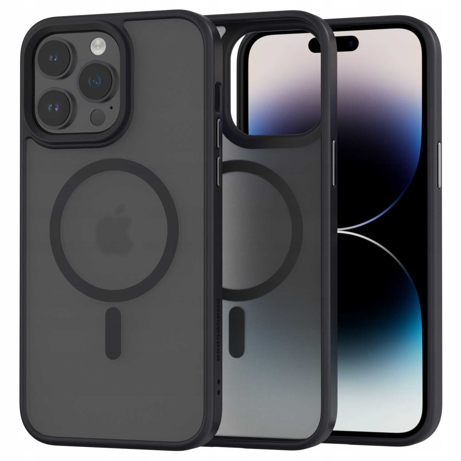Na obrazie widoczne jest czarne etui magnetyczne na telefon z trzema dużymi otworami na aparaty. Na etui znajduje się logo w kształcie nadgryzionego jabłka oraz okrągły wzór wskazujący na funkcję magnetyczną.