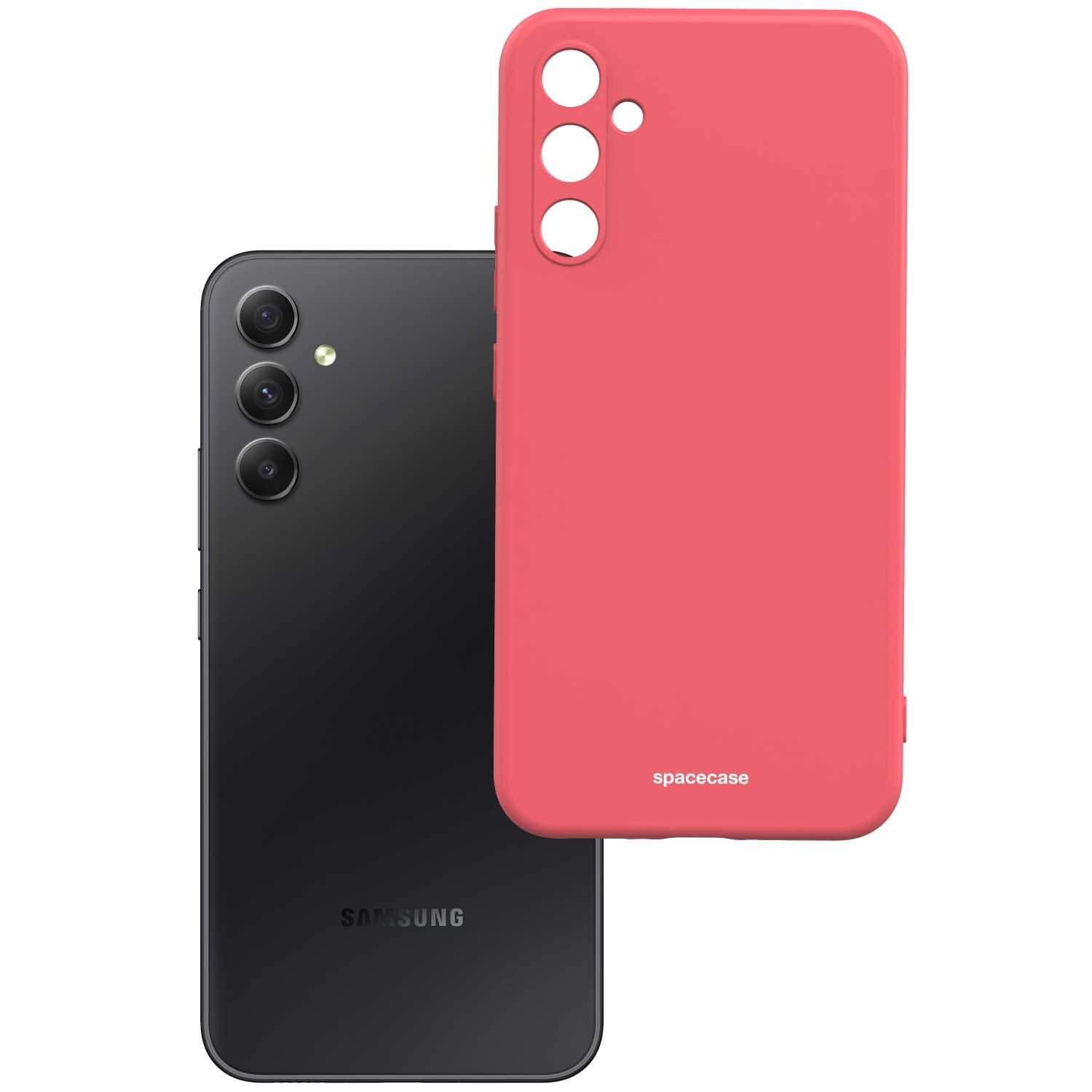 Na obrazie widoczne jest czerwone silikonowe etui z trzema otworami na aparaty oraz napisem \'spacecase\'. Obok znajduje się czarny smartfon z trzema obiektywami i logo \'Samsung\'.