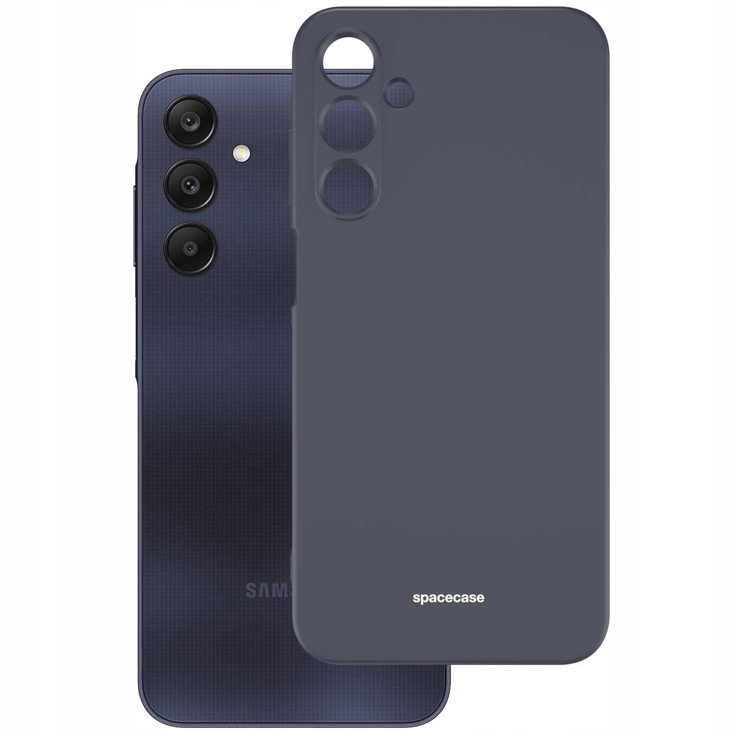 Na obrazie widoczne jest czarne silikonowe etui z wycięciami na aparat i logo \'spacecase\'. Obok znajduje się smartfon z trzema obiektywami aparatu i lampą błyskową.