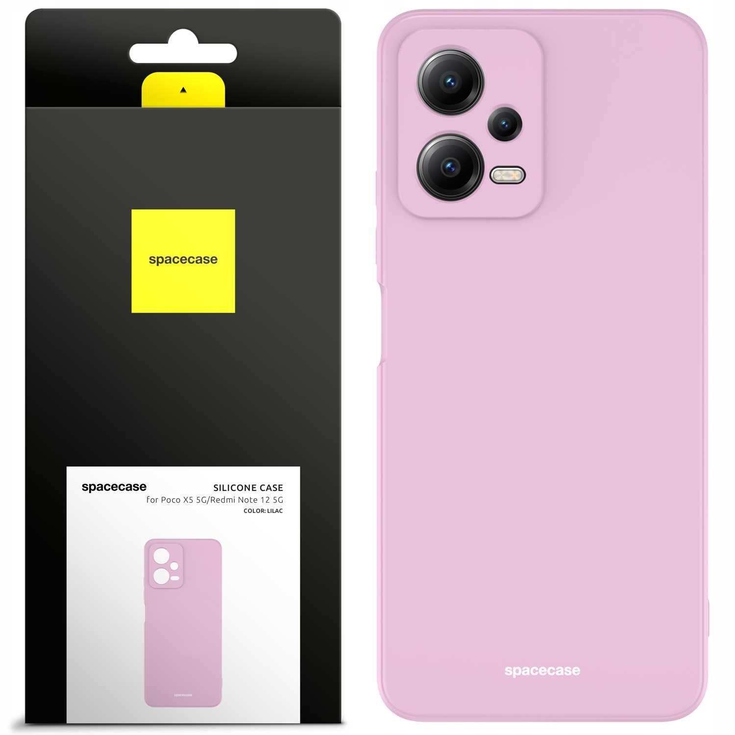 Obraz przedstawia różowe silikonowe etui na telefon z czterema otworami na aparaty. Obok znajduje się opakowanie z logo \'spacecase\' i napisem \'SILICONE CASE for Galaxy A32 4G COLOR: LILAC\'.
