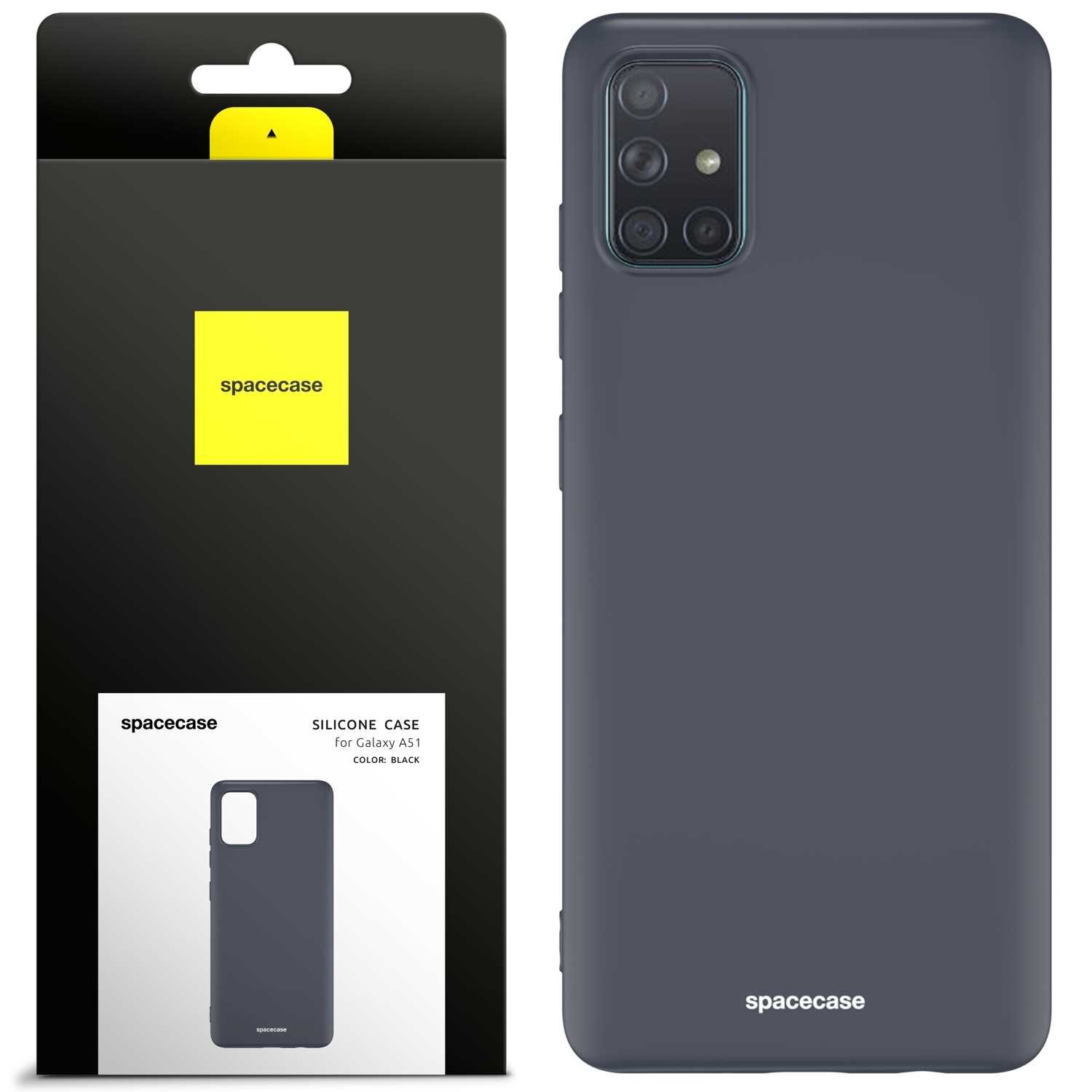 Obraz przedstawia czarne silikonowe etui na telefon z wycięciem na aparat. Opakowanie produktu zawiera logo \'spacecase\' oraz napis \'SILICONE CASE for Galaxy A51 COLOR: BLACK\'.