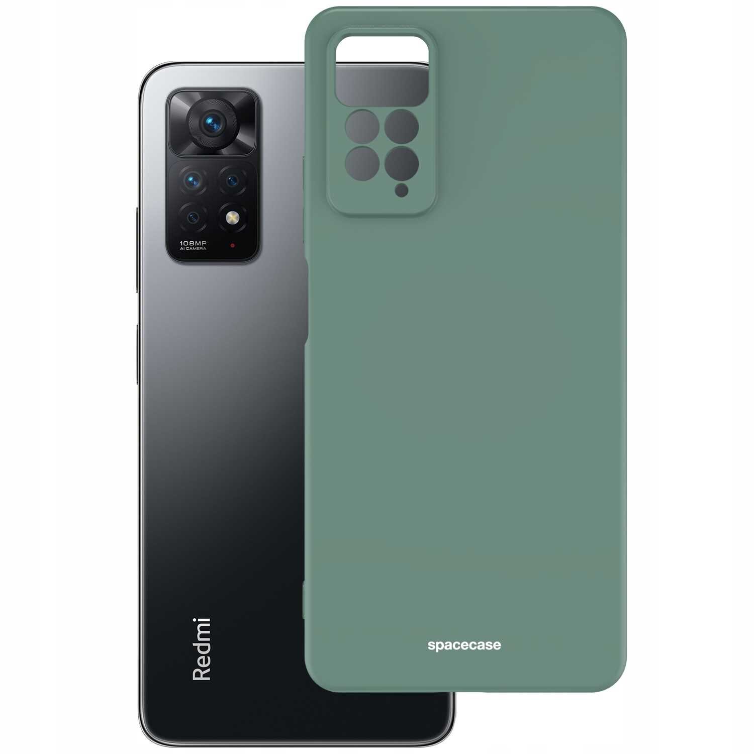 Na obrazie widoczne jest zielone silikonowe etui z wycięciami na aparat, obok którego znajduje się smartfon z widocznym napisem \'Redmi\'. Na etui znajduje się logo \'spacecase\'.